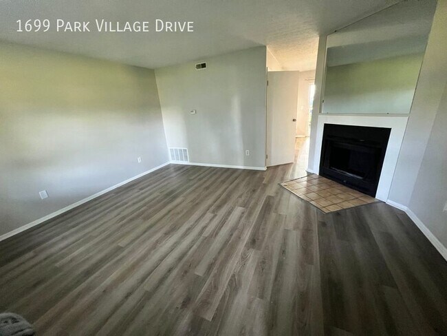 Building Photo - MUST SEE! . Nobody lives above or below yo...