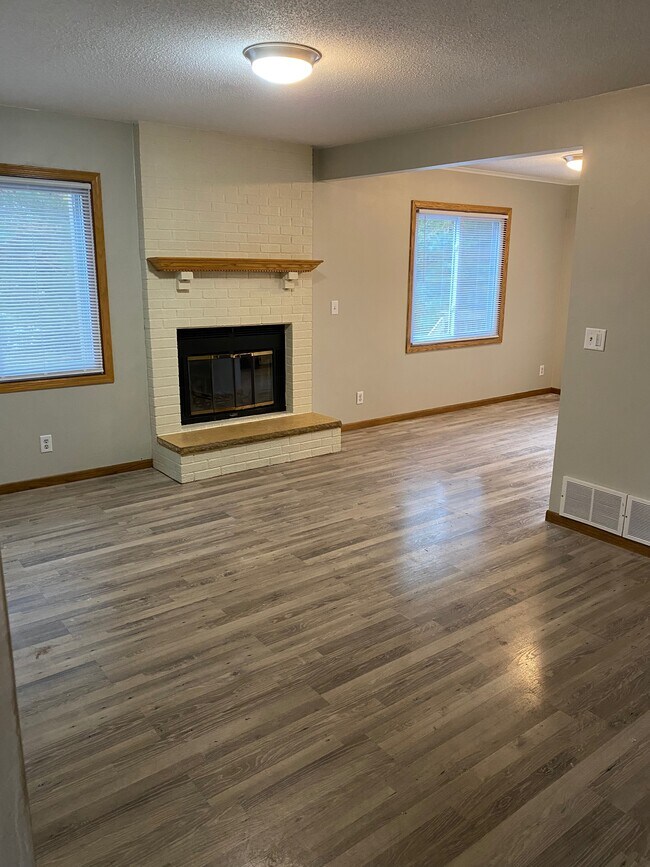 Foto del edificio - 8913 Forestview Ln N
