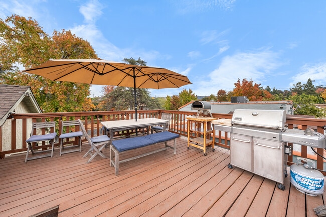 Deck - 4536 Corliss St