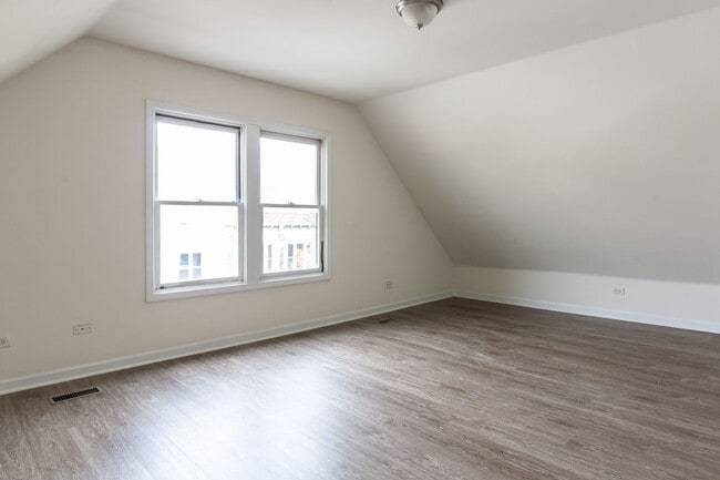 Building Photo - HUGE 3BR/2BA Duplex UP Close to Blue Line  NO SECURITY DEPOSIT!