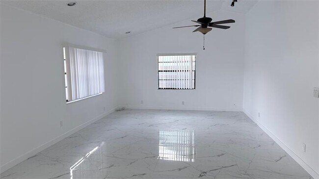 Foto del edificio - 8205 SW 12th St