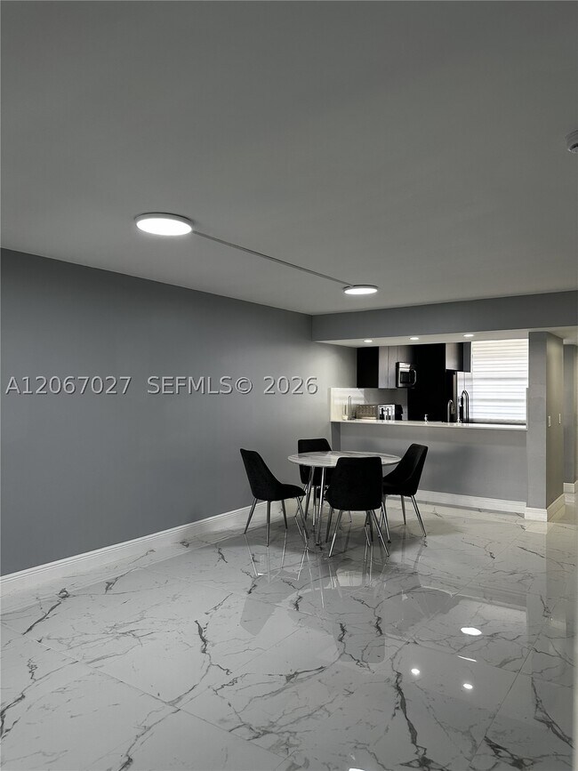 Foto del edificio - 1719 Whitehall Dr