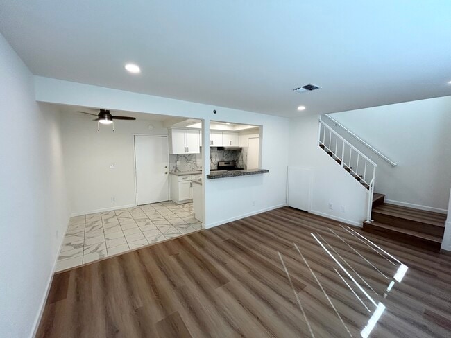 Building Photo - 915 Carob Way