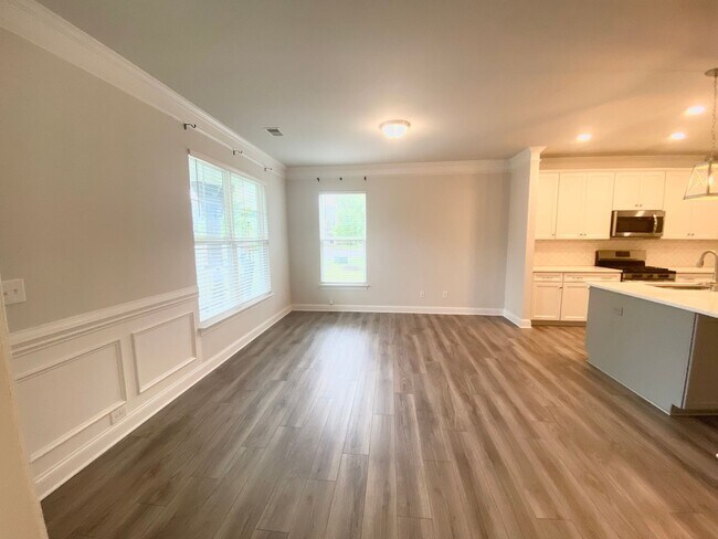 Building Photo - Incredible Townhome in Belmont!