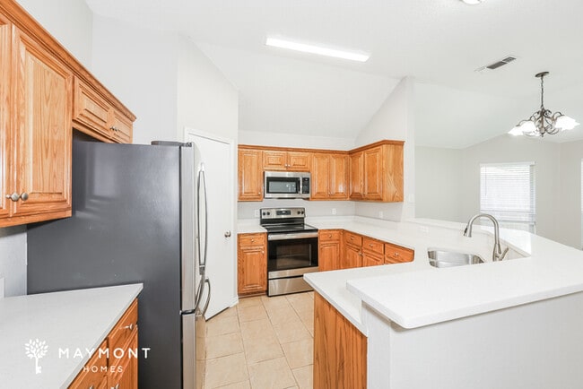 Building Photo - 605 Crestview Ct