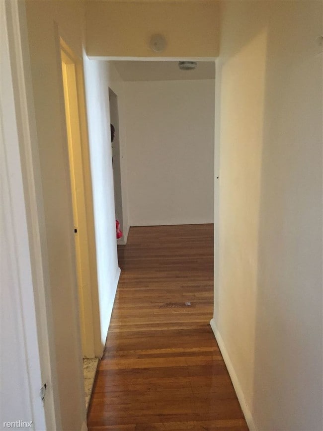 Building Photo - 910 Dinsmore Ave