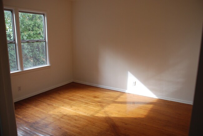 Building Photo - 4450 Ellenwood Dr