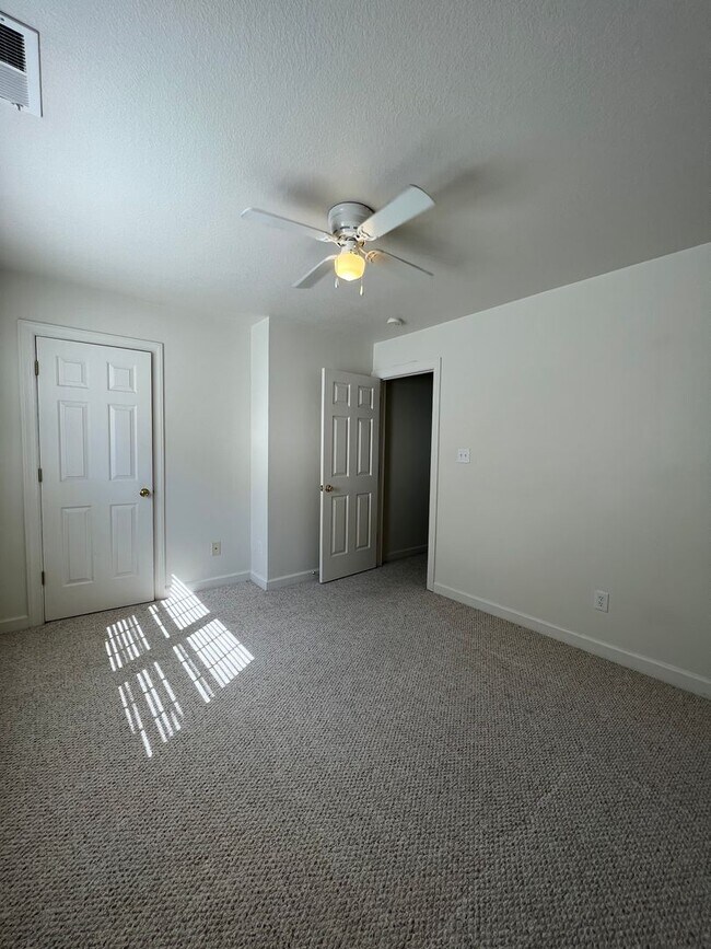 Building Photo - 106 Streamwood Dr