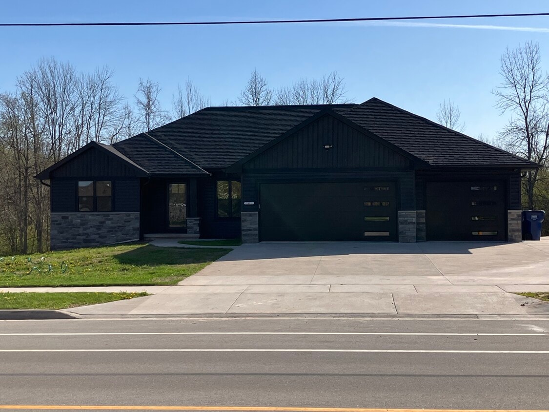Primary Photo - 2891 Manitowoc Rd