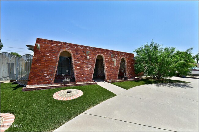 Foto del edificio - 9125 W H Burges Dr