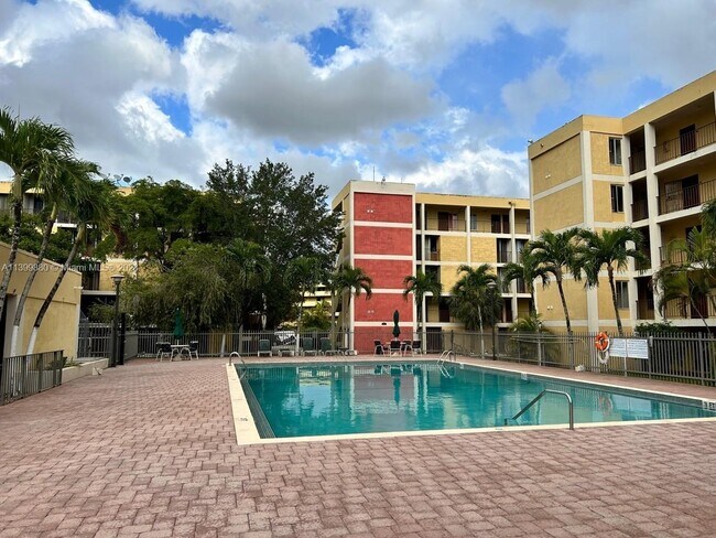 Building Photo - 9140 Fontainebleau Blvd