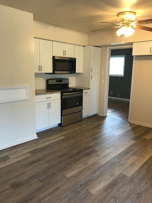 Building Photo - Midtown Hidden Gem With Lots of Space!