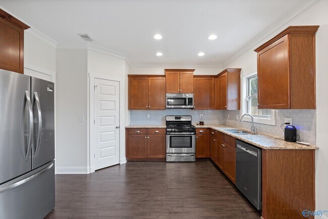 Foto del edificio - 7042 Camrose Ln NW