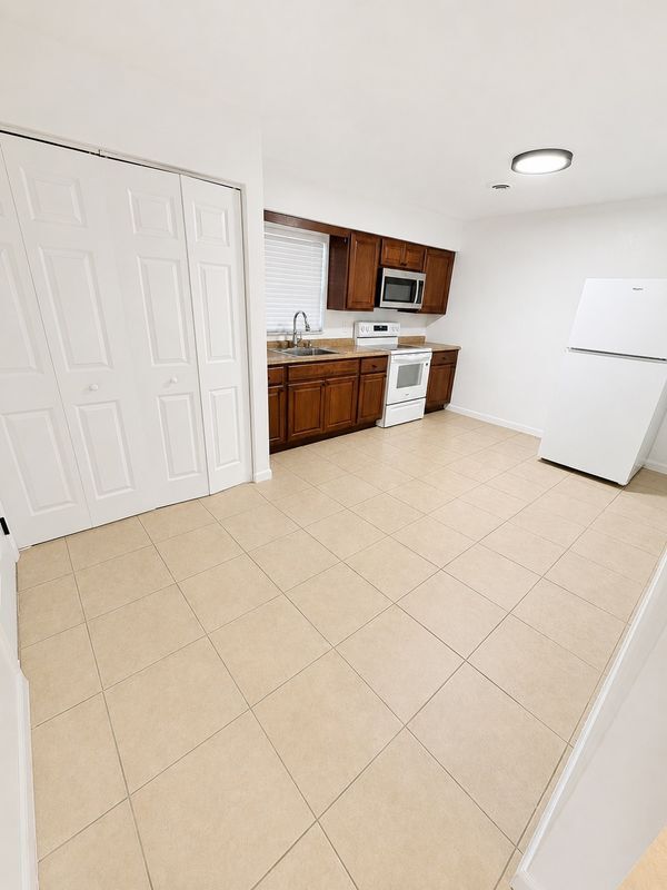 Foto del edificio - 1712-1712 NE 71ST PLACE