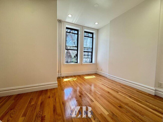 Foto del edificio - 2 bedroom in Brooklyn NY 11215