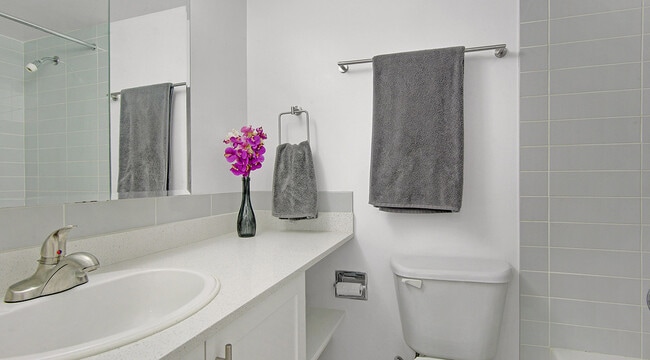 Building Photo - Ilikai