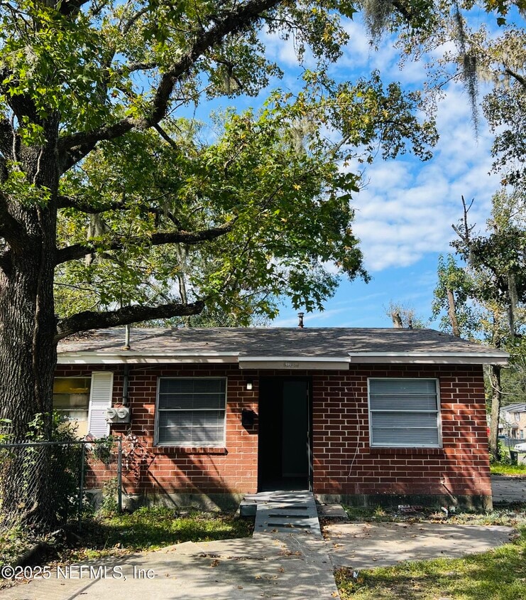 Primary Photo - 3638 Lionell St