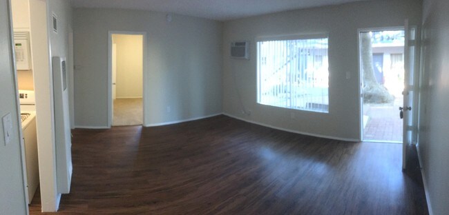 Foto del edificio - 24852 Newhall Ave