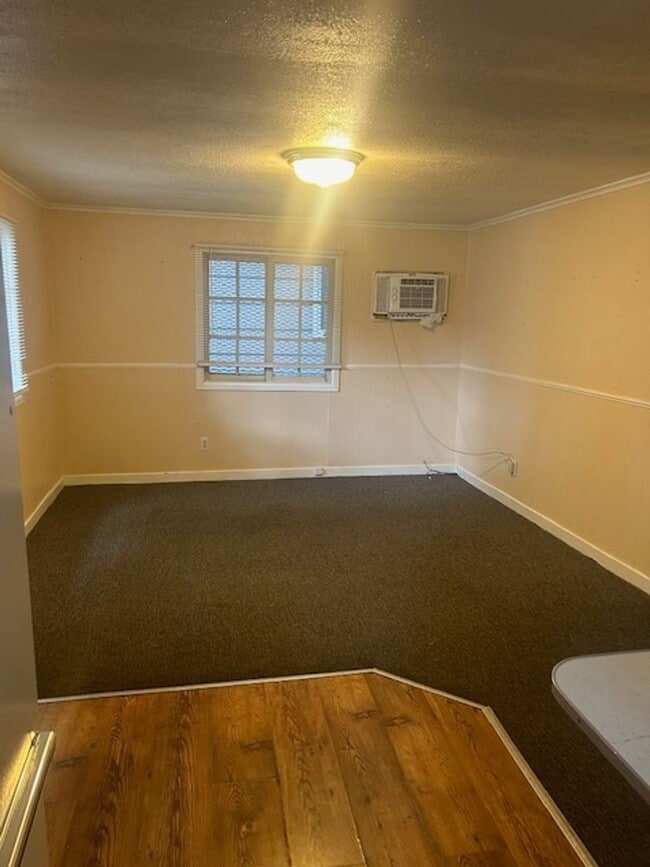 Building Photo - Cozy 2 Bedroom Home with Fenced Yard & Was...