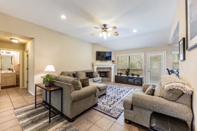 Foto del edificio - 3658 Redbud Ln