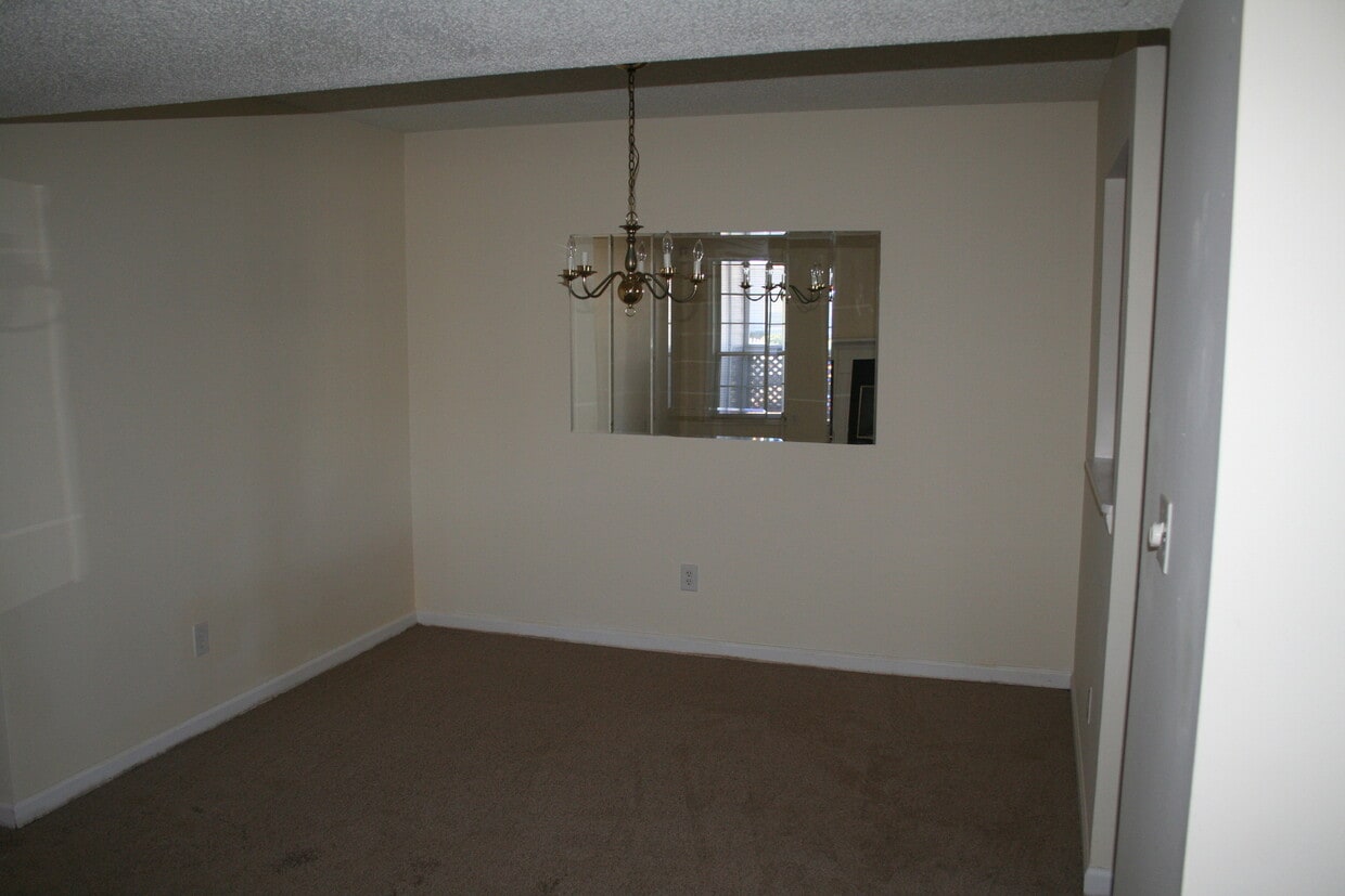 Foto del edificio - Great Condominium located in East Charlott...