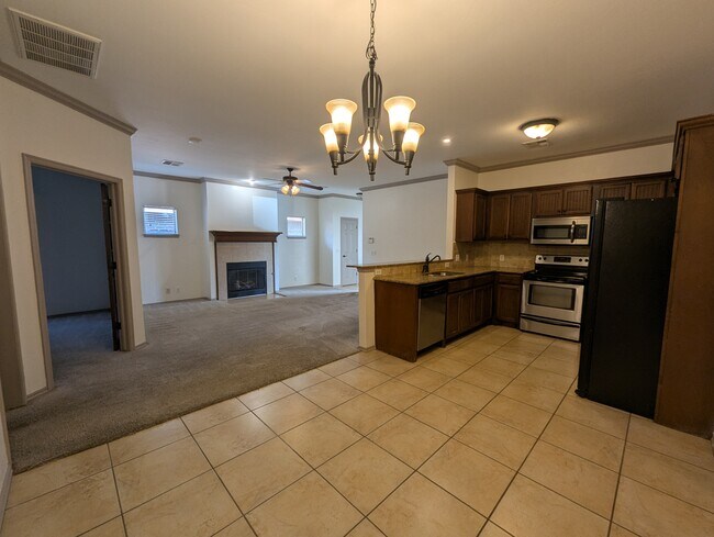 Área de comedor - 13715 Oxford Dr