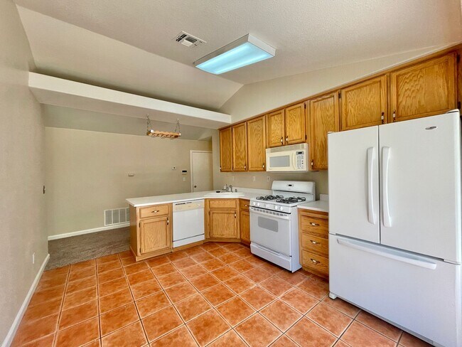 Building Photo - Super Adorable Refreshed 3 bedroom, 2 bath...