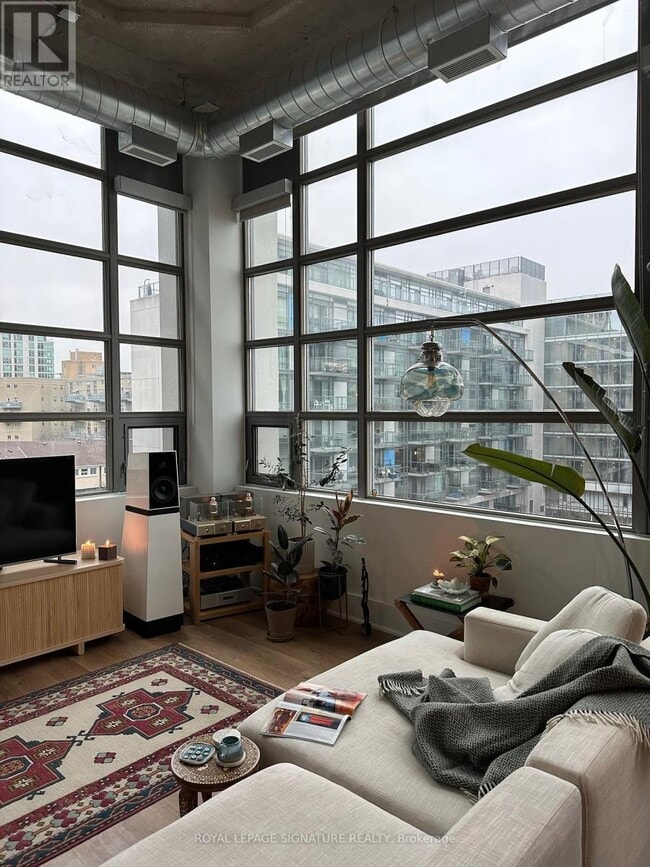 Building Photo - 637 Lake Shore Blvd W