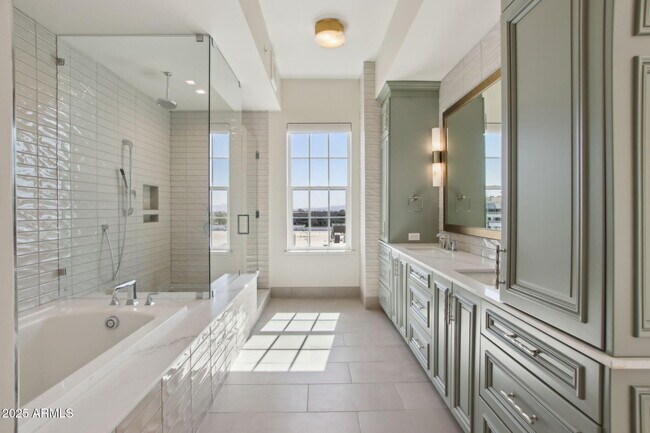 Foto del edificio - 4240 E Camelback Rd