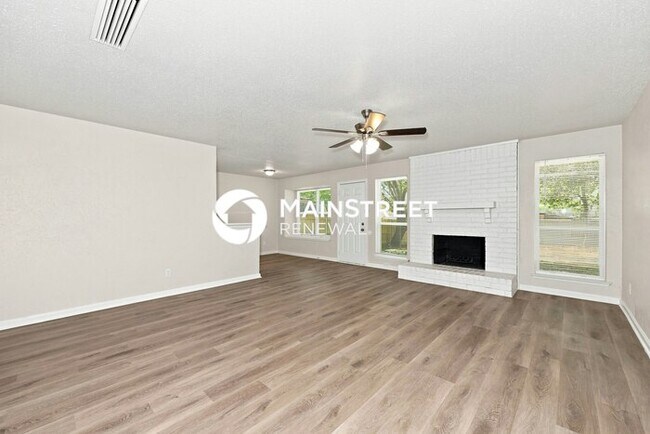 Foto del edificio - 4 Bedroom Pet-Friendly Home in ARLINGTON, TX with Main Street Renewal