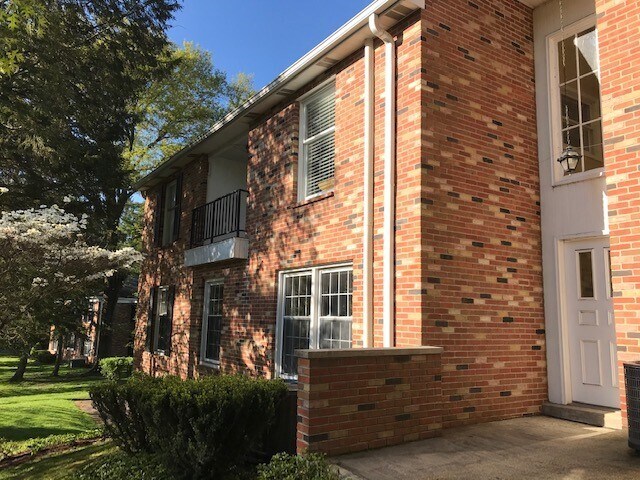 West side of exterior - 22 Williamsburg Cir