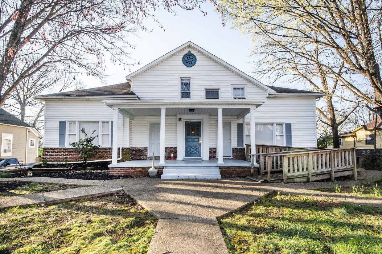 706 Chickamauga Ave Unit 1, Knoxville, TN 37917 Room for Rent in