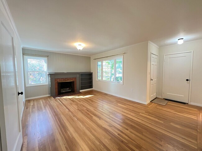 Building Photo - $1,000 MOVE IN SPECIAL!!! 2 Bedroom/1 Bath Available With Bonus Rooms in Oakland, CA. Near Lake C...