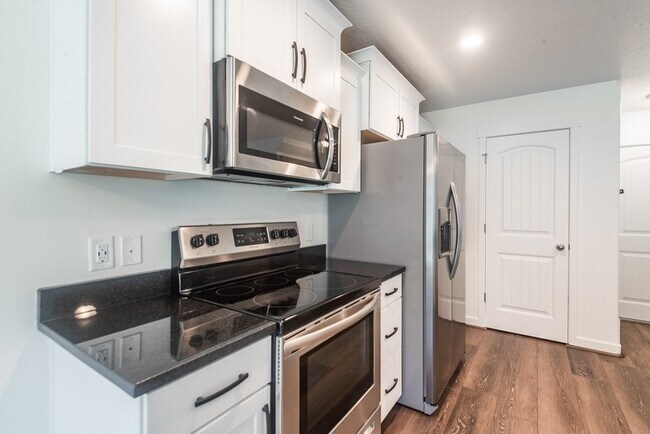 Building Photo - 461 S Day Dream Ln