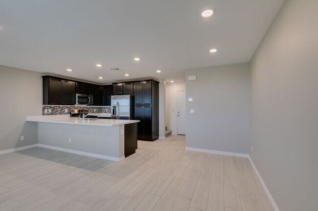 Building Photo - Beautiful 3 Bedroom Townhome with Mountain Views