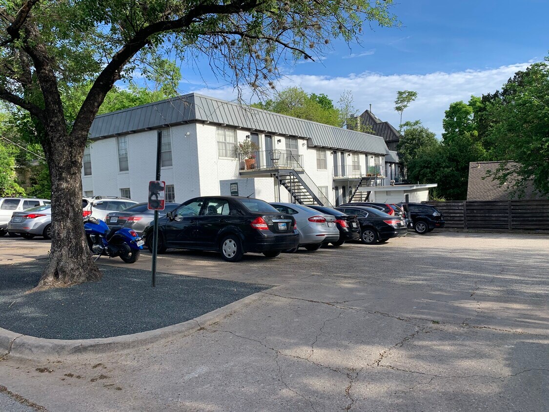 Building Photo - 1112 W 11th St