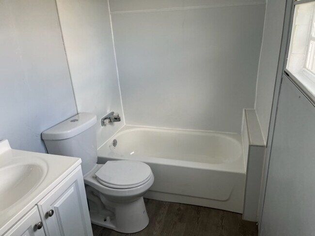 Building Photo - Newly Updated 3 Bedroom 2 Bath Manufacture...