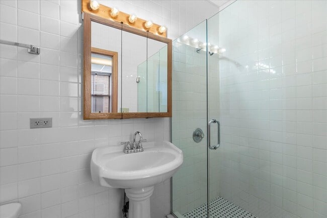 Foto del edificio - 620 W Belmont Ave