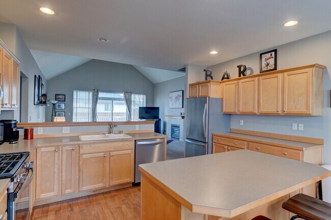 Foto del edificio - Modern 3 Bed 2 Bath Corner Home ** First M...