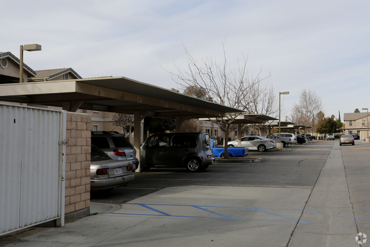 Área de estacionamiento - Perris Park Apartments