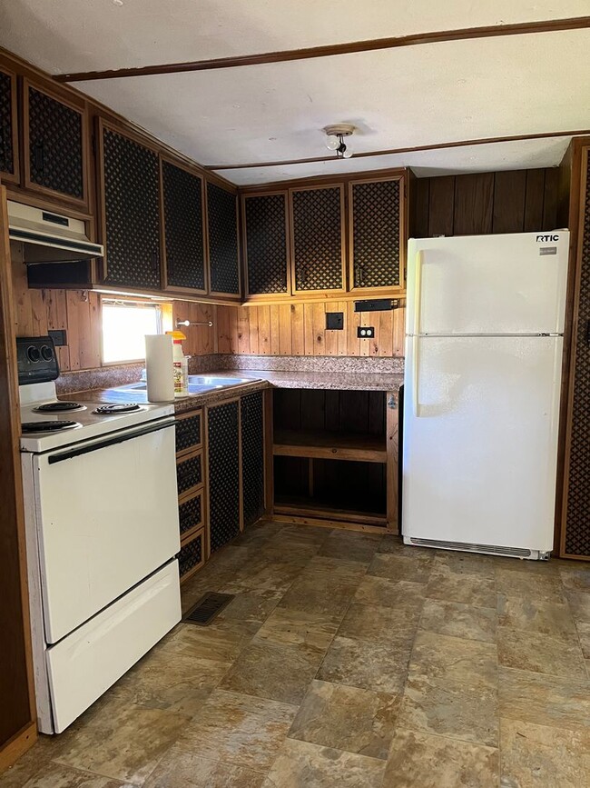 Building Photo - two bedroom trailer for rent