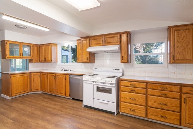 Building Photo - Quaint Farmhouse near Silverlake!