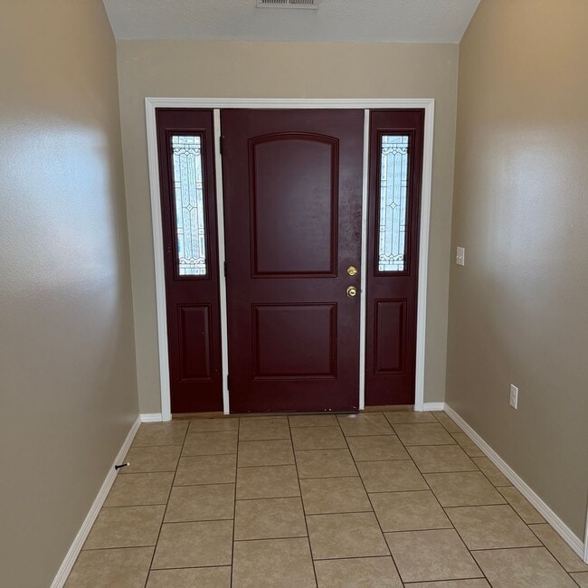 Building Photo - Quiet Country Living - Beautiful Available Now