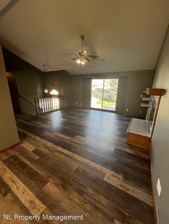 Building Photo - 3 br, 2.5 bath House - 4504 S 147th Street