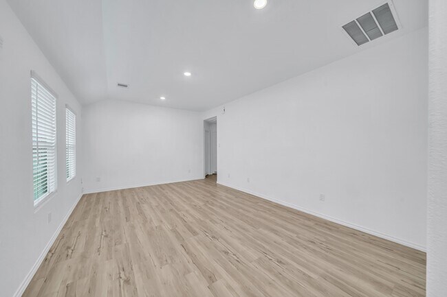 Building Photo - 17607 Longwood Trce Ln