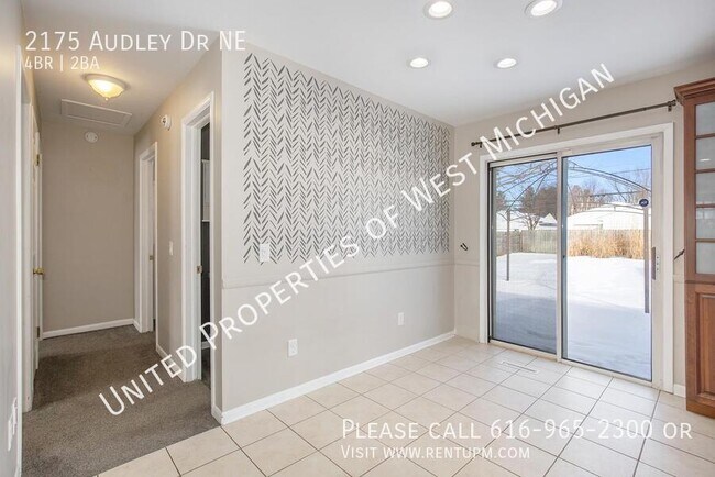 Foto del edificio - Available Now | 4 bed 2 bath single-family...