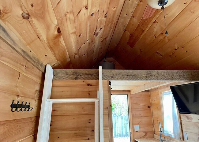 Building Photo - Available 8/1. Great 4 BR Home with Detach...