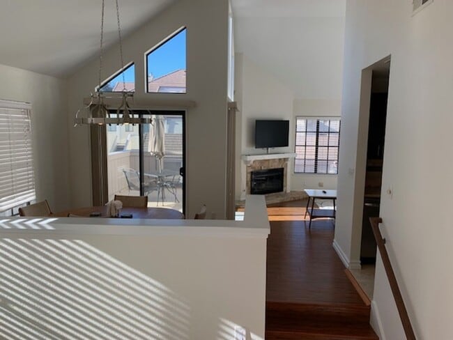 Building Photo - 407 Shoreview Dr