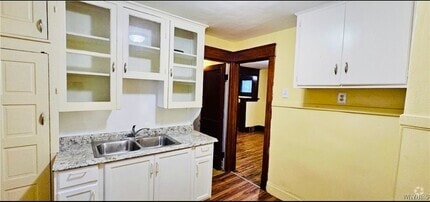 Building Photo - 320 Jewett Ave