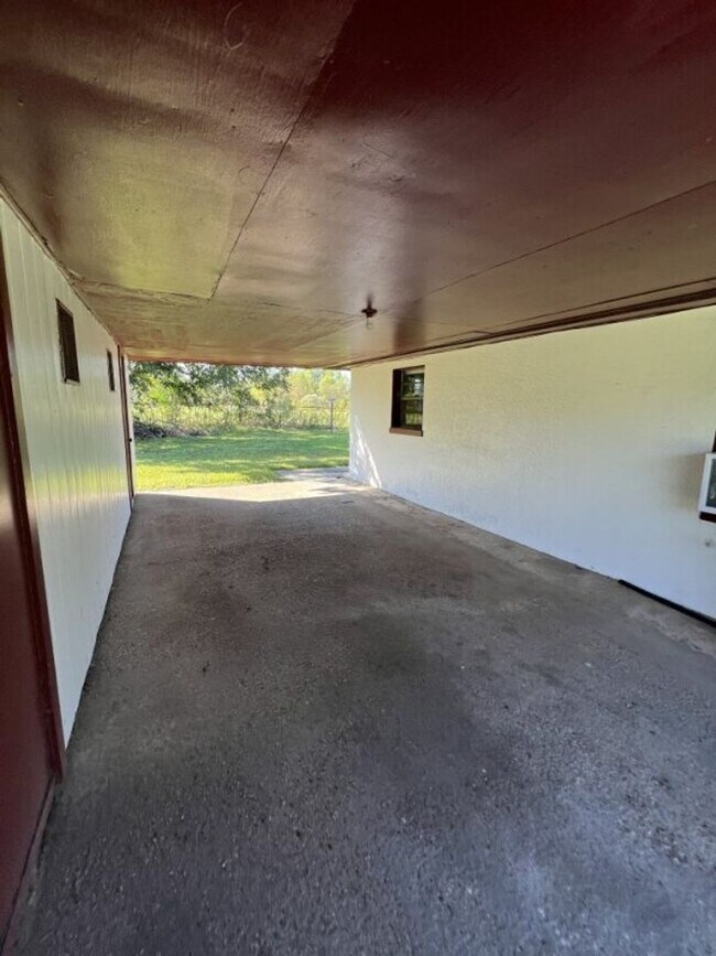 Building Photo - Charming 2 Bedroom Duplex on Sunshine Rd